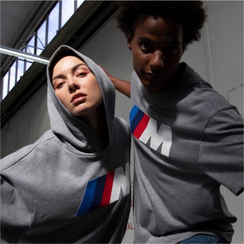 BMW Lifestyle Lookbook 2023 BMW M Hettegenser logo unisex og BMW M T-skjorte logo unisex BMW Lifestyle Lookbook BMW M Hettegenser logo unisex og BMW M T-skjorte logo unisex