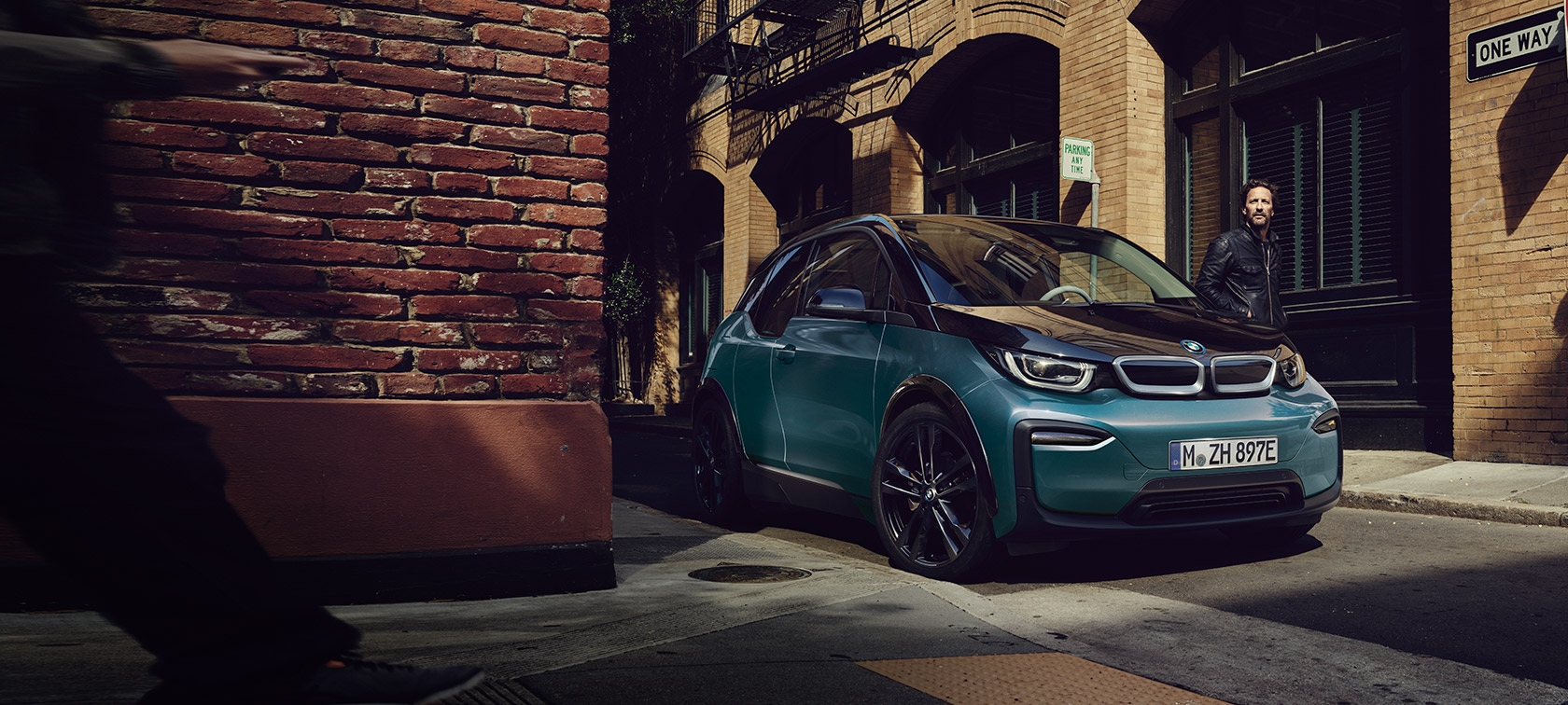 BMW i3 I01 2018 Blue Ridge Mountain med detaljer i frostgrå metallic sett skrått forfra parkerende i bylandskap