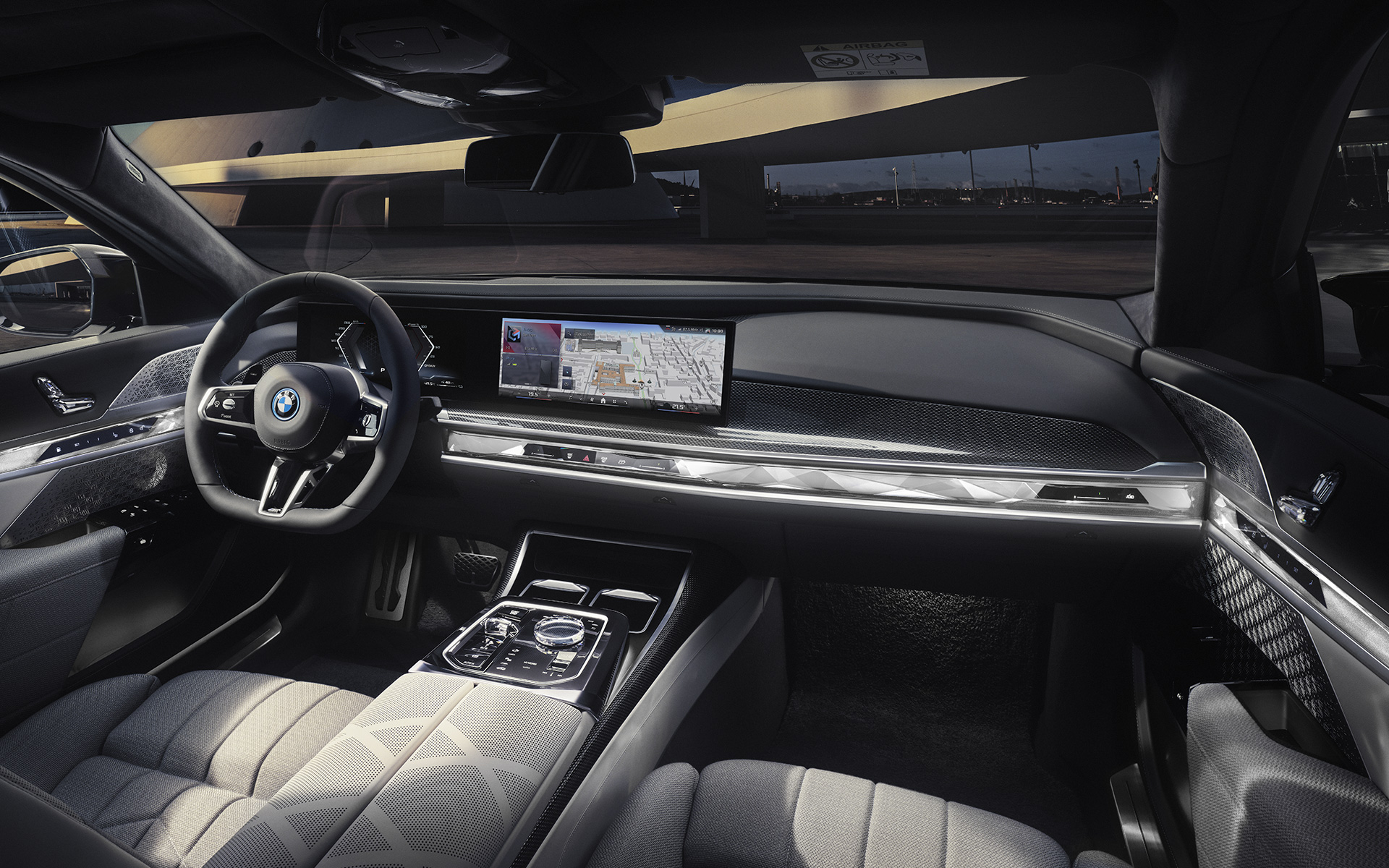 Interiør cockpit på BMW M760e xDrive Sedan G70 sett fra passasjersete foran